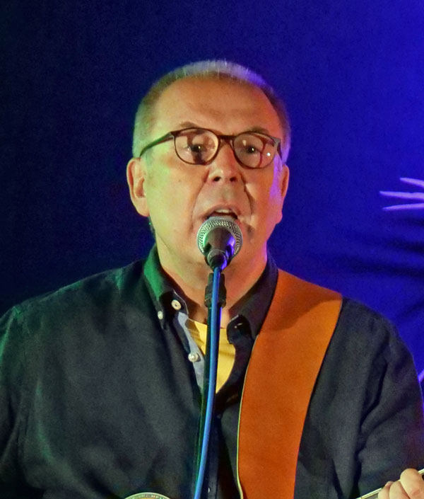 Michael — Gitarrist, Gesang & Percussion